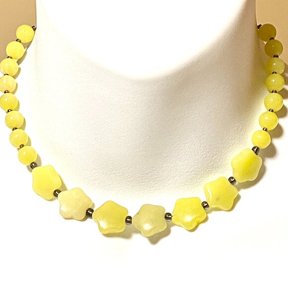 Starry Night Necklace, Lemon Yellow Star-Shape Serpentine Beaded Choker - Picture 2 of 15